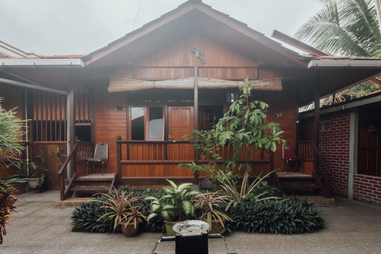 Vaccinated Staff - Oyo 1300 Crecia Guest House Hatu Экстерьер фото